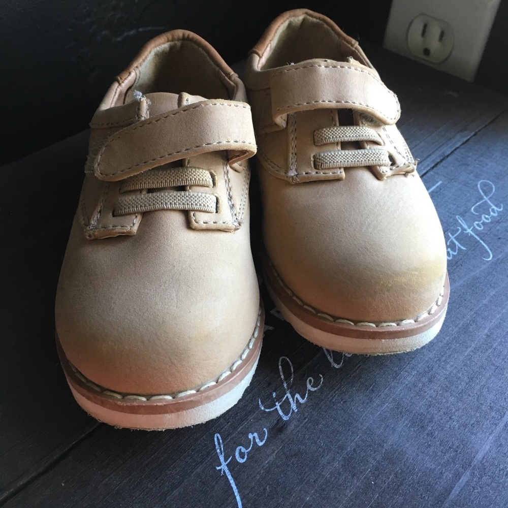 Boys Cat and Jack size 6 dress shoe.
